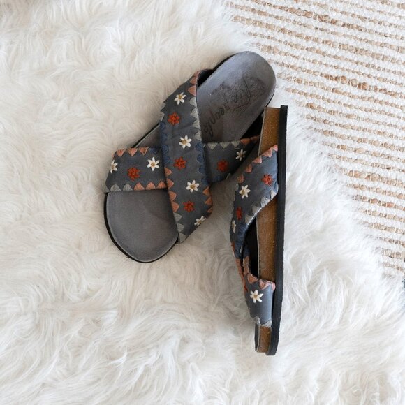 Free People Size 39 Like New Leather Embroidered Floral Slide Sandals Boho Chic - Picture 4 of 7